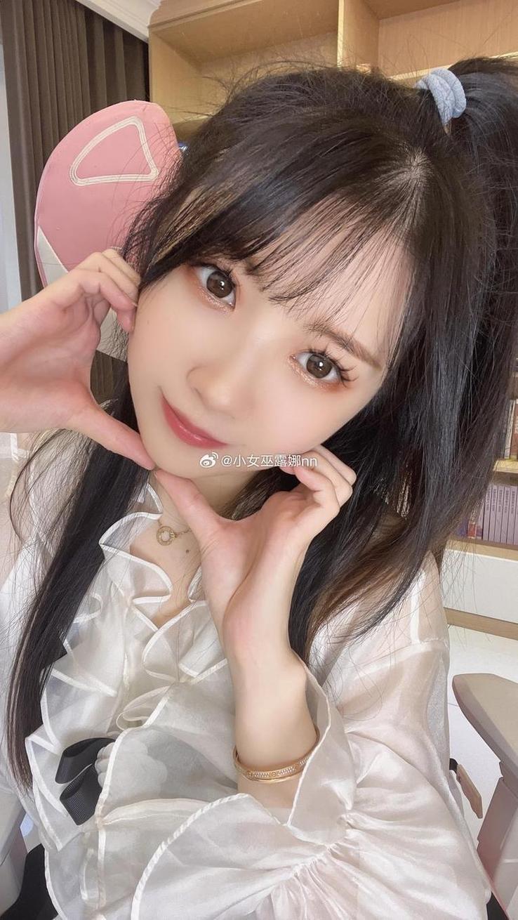 小女巫露娜付费美图原图，奏响魔法乐曲的华美幻景。