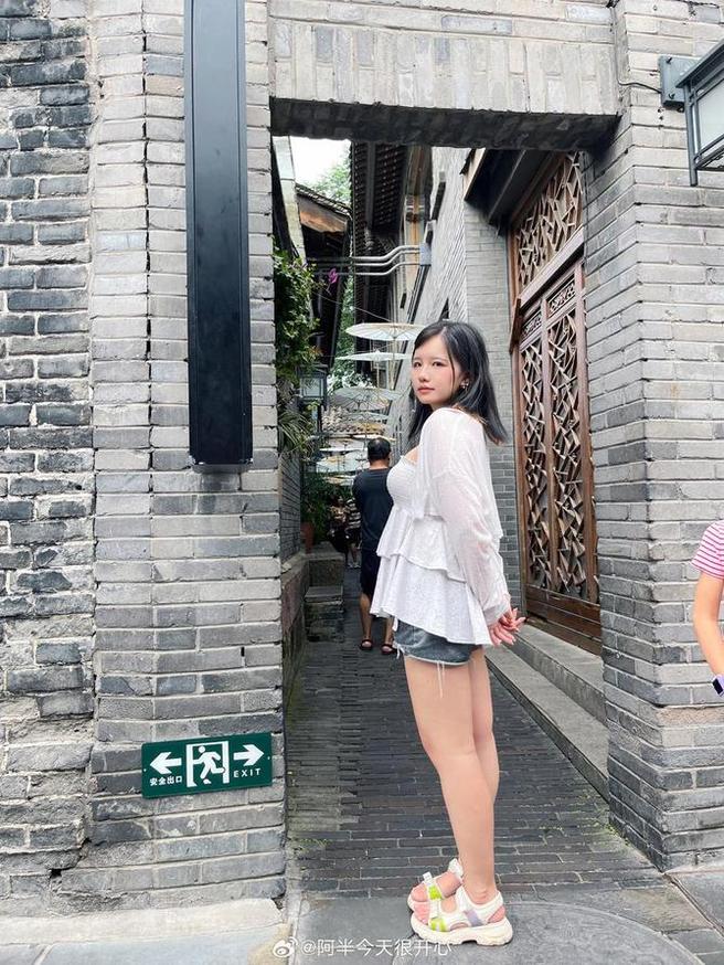 阿半今天很开心照片新图炸出来啦