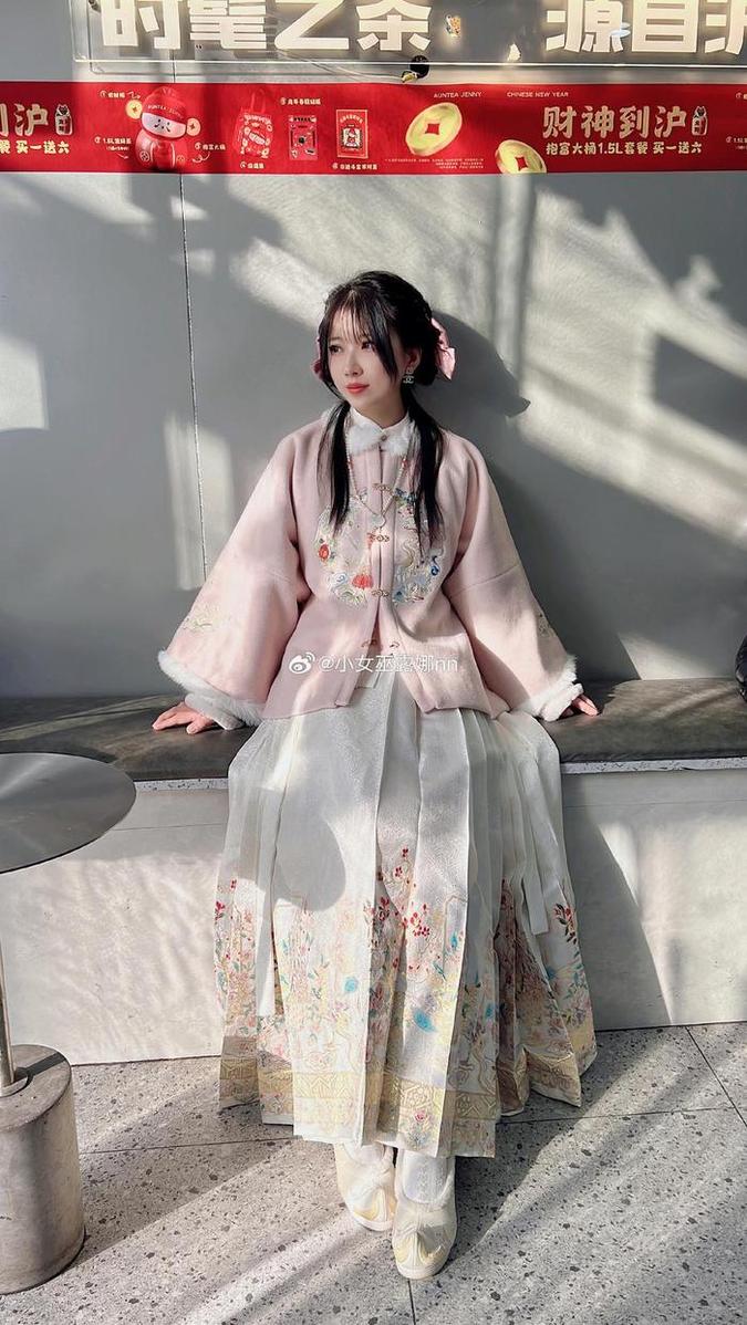 美图如云的小女巫露娜写真电子版，让你一次看个够