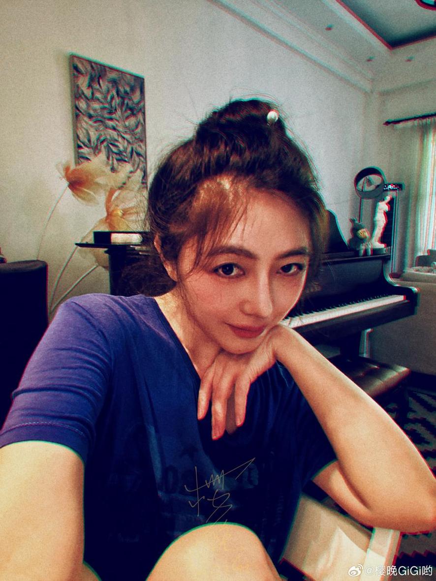 樱晚gigi的新浪微博弹琴，让你品味无删美妙琴声