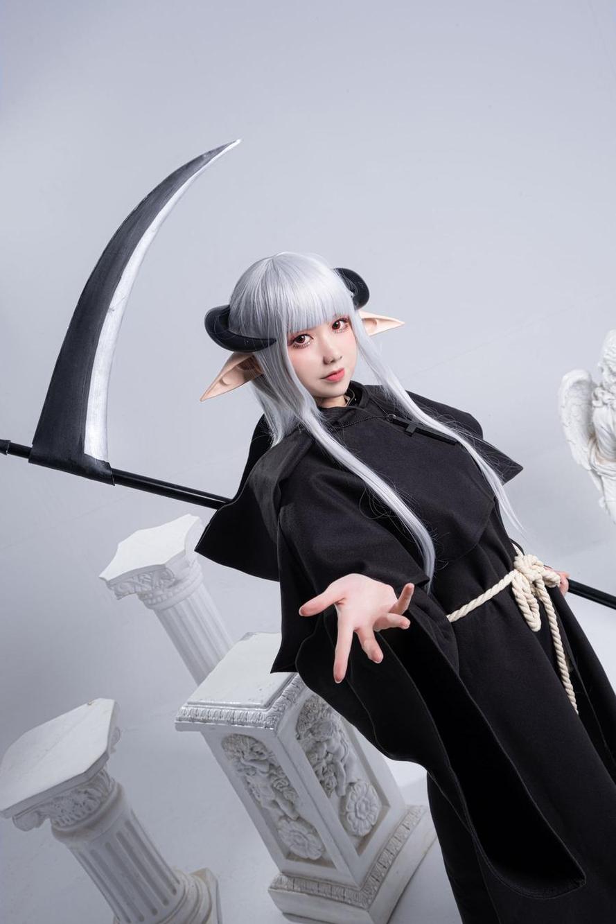 萌妹化身魔法使，泉桃子微博cos作品迎新年