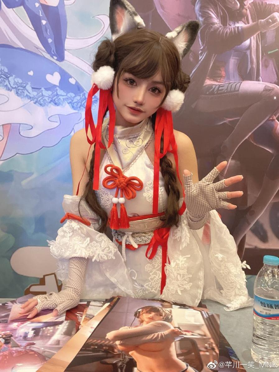 神父与修女芊川一笑精美的原图拍摄：迷茫中的圣洁之光。