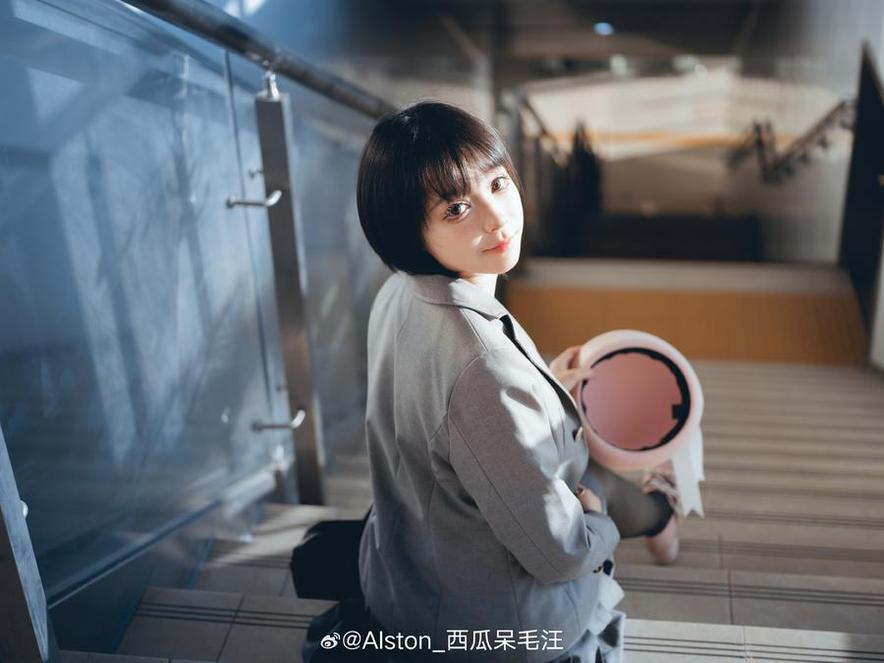 惊艳的cos作品：西瓜呆毛汪jk海山穿上铠甲