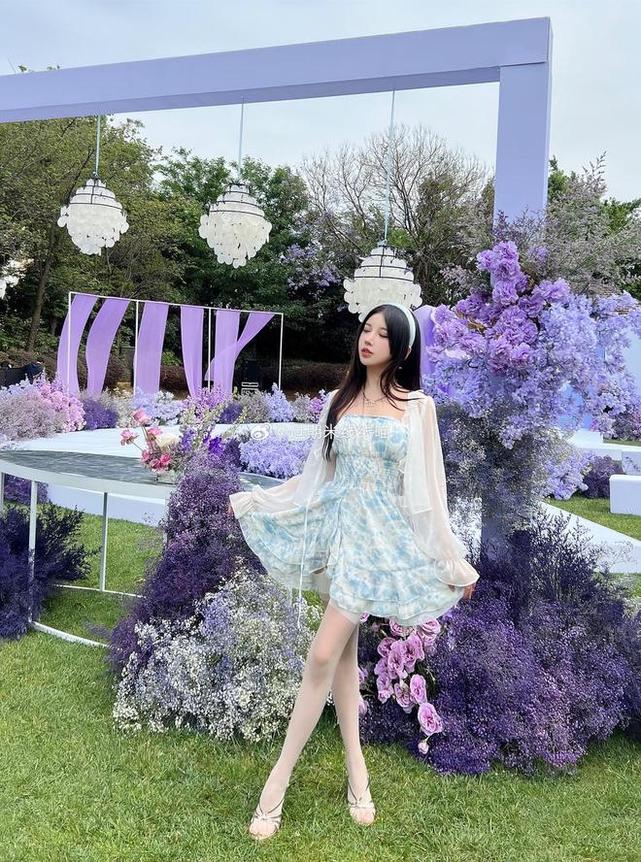 神秘少女自拍过期米线线喵图集
