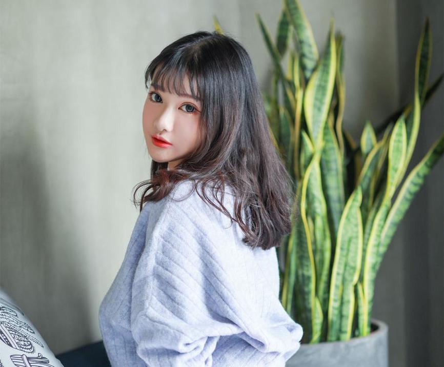 图片中的经典美少女：“露露小喵god”的魅力