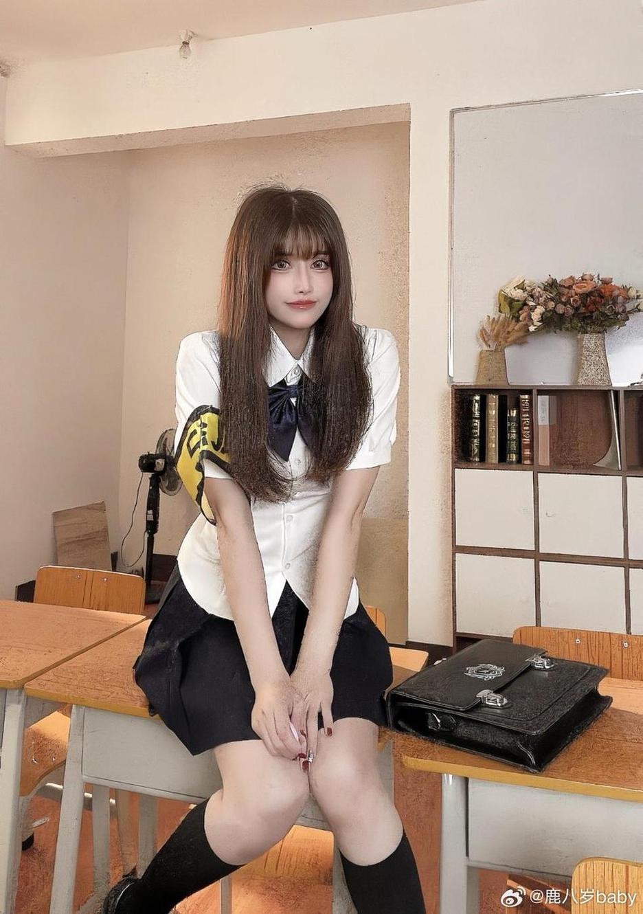 鹿八岁cos写真：美图展示精细制作的复古风角色